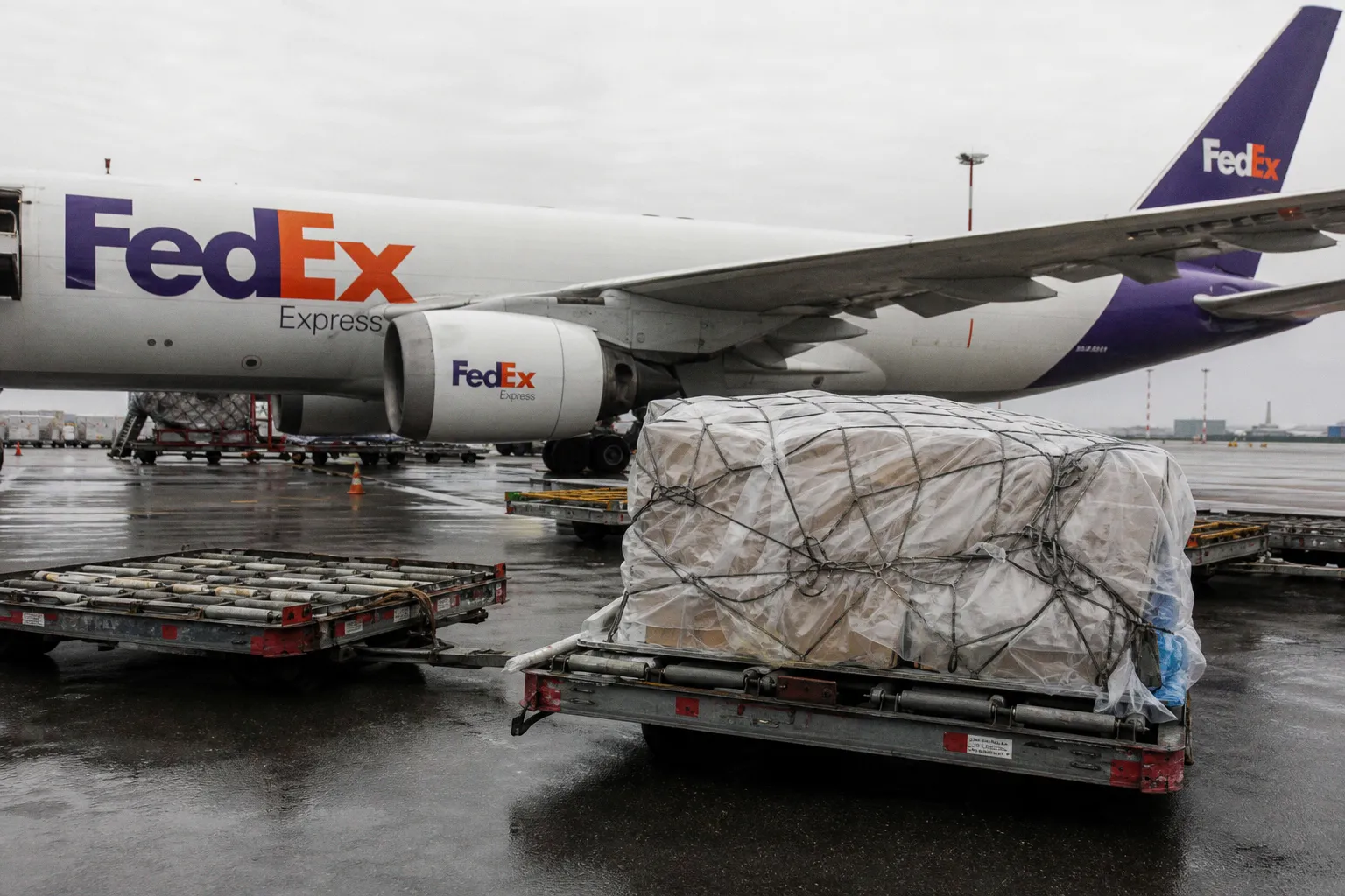 Акции FedEx падают: как кризис логистических гигантов влияет на перевозки в Турции