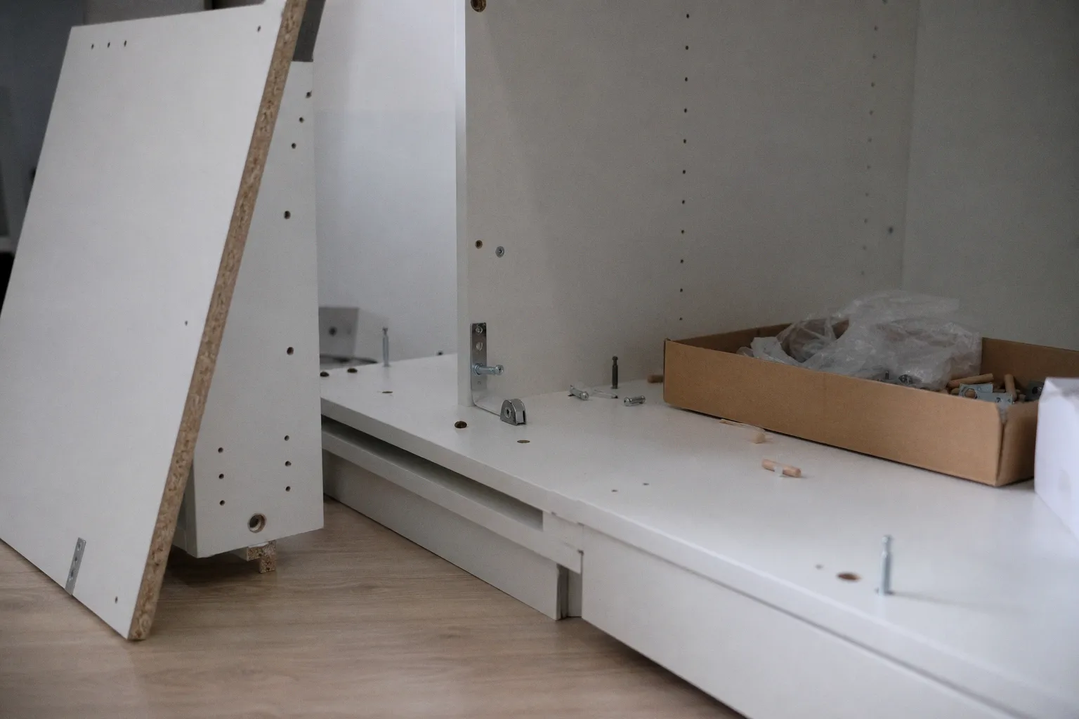 Сборка мебели в Турции: услуги муверов против мастеров
